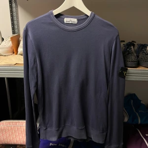 Stone Island Crewneck- Blue - WTS  Storlek: Medium Skick: 8/10 Pris: 1200:-  Vänligen hör av dig vid frågor eller önskemål om mer bilder osv.