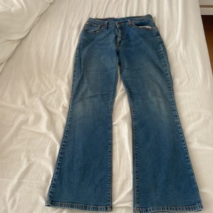 Lågmidjade Levis jeans  - Jätte snygga lågmidjade levis jeans i perfekt skick! De är köpta på Plick och uppsydda så att de är lågmidjade! 