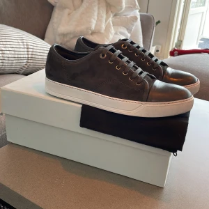 Lanvin  - Säljer dessa stilrena mörkgråa lanvins i storlek uk9 vilket motsvarar storlek 43-44 men sitter stort i storleken! Skick 9/10. Hör av dig vid frågor eller funderingar!💯