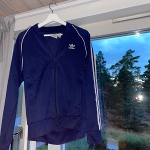 Adidas track top marinblå - Ny skick. Jag sätter högt pris för att se vad ni vill ge för den, osäker om jag vill sälja.  Passar perfekt för er som är under 184