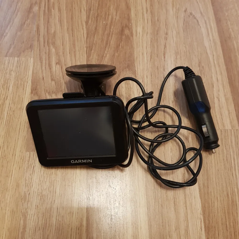 GPS funkar med hållare och sladd till bilen Jag gar tyvärr ibgen bil länge så jag kan inte visa att den funkar men vet att den gör de. Muu.