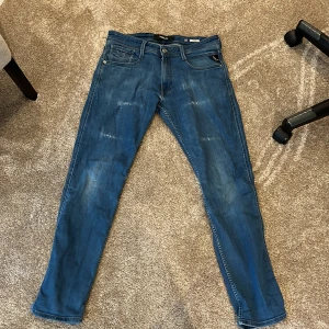 Replay anbass - Riktigt snygga jeans med snygga slitningar på benen skicket är enligt mig 8/10