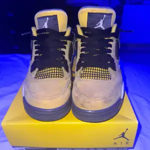 Äkta jordan 4 lightning från merchsweden lite söndriga men annars bra. perfekta för lite mer färgglada människor säljer för passar inte mig originella skosnörena är med