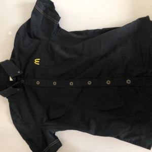 McDonalds skjorta - McDonalds skjorta i storlek S