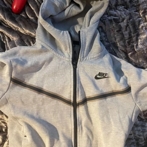 Nike tech  - Helt okej skick ett hål vid fickan