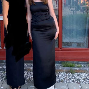 långklänning öppen rygg  - superfin klänning från nakd x chloe schuterman. inköpt för 899 o endast använd en gång. rosettdetalj i ryggen och en liten slit längst ner på baksidan.  finns endast kvar i rosa på nakd 😊