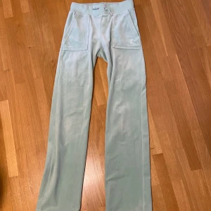 Ljusgröna Juicy Couture - Säljer mina ljusgröna Juicy Couture byxor då dom inte används längre, Dom är använda fåtal gånger och har några små fläckar nertill på byxorna men ingenting som syns så väll💗 köparen står för frakten💓