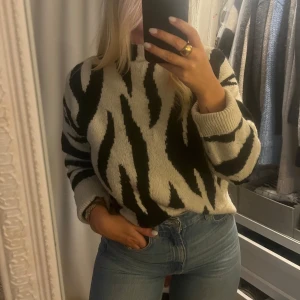 Zebra stickad tröja  - Stickad tröja med zebra mönster  Kommer aldrig till användning