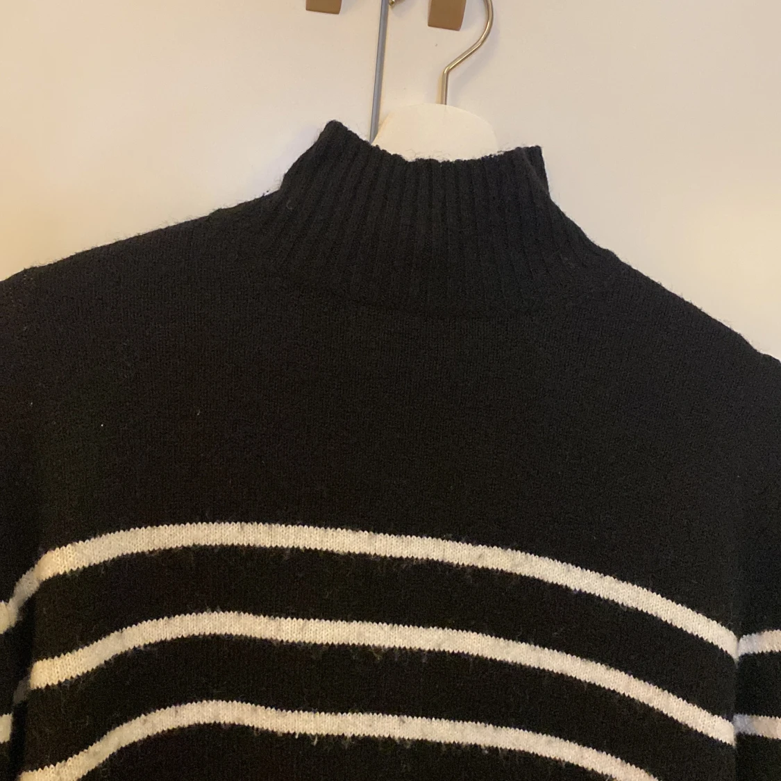 Stickad randig svart/vit långärmad tröja!   - 91