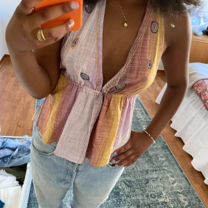 Färgglad topp zara - Så himla fin topp från zara i bra skick! Öppen i ryggen och knyts med snöre i ryggen samt halternecken 🎀🧡🌈 passar så bra på fest och sommaren. Köpte för 349 nypris och finns inte längre att köpa på zara 💌