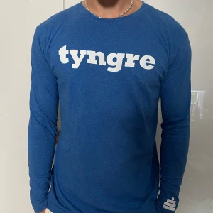 Tyngre tröja - Strl M, väldigt bra skick, (knappt använd) asskön att ha till gymmet eller hemma. Har två så det är därför jag säljer den.