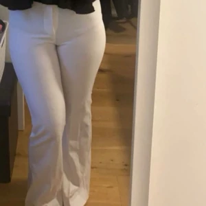 Kostymbyxor  - Nya kostymbyxor från Pull&Bear osäker på storleken men passar mig som har S/36 i byxor. Använda 2 gånger och felfria jag är 1,67 cm lång