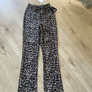 Leopard byxor - Bootcut byxor med leopard mönster, stretchigt material. Aldrig använda och prislappen kvar! Köparen står för frakten och betalning sker via Swish 🙏🏼
