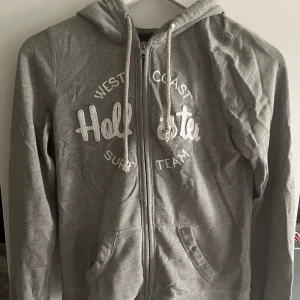Hollister hoodie - Köpt på sellpy men aldrig använd av mig. I använt skick💗