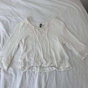 Vit blus💕💕 - Bara använd få gånger och därför säljer jag den💕💕 Väldigt liten i storlek, då den är i storlek 42 men den passar som 34💕