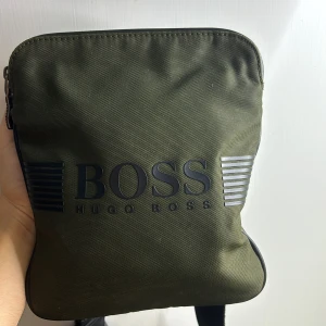Hugo boss väska - Skick 8/10 inget fel på väskan inte riktigt min stil