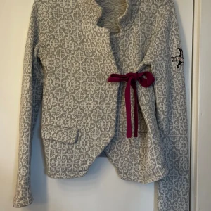 Odd Molly kofta  - Varm och skön kofta från Odd Molly 🤍storlek 1 alltså S, säljes billigt pga att den har ett litet hål på ena armen 