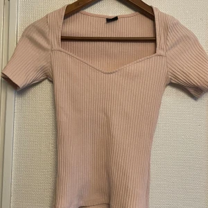 Ginatricot rosa tröja💕 - Rosa tröja från Ginatricot med cool urringning. Den får kroppen att se mer ut som ett hourglass!💕