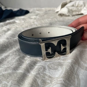 Bälte - Ett skit coolt bådsidigt bälte köpt secondhand 🤩man kan använda båda färgerna/sidorna🫶 Den är 102cm lång, till minsta hålet är det 74 cm och till det största 90 cm💞