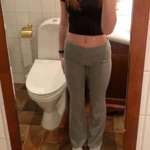 Yoga Pants  - Gråa yoga pants från Gina Young. Använda ungefär 10ggr, säljer då de är för korta för mig. De är lite noppriga på delen man viker ner på baksidan. Skriv privat för fler bilder 