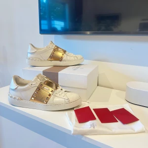 Valentino skor  - Säljer mina fina valentino skor, använda och en nit har lossnat längst ner men inget man tänker på, annars fint skick , går även att tvätta mer rent. Köpta för 7900kr på mytheresa, har även den boxen kvar samt kvitto. Skriv vid intresse eller frågor💕