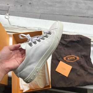 Tod’s Sneakers - Ett par sköna sneakers från märket tods. Sparsamt använda men finns tecken på användning som små skrapor och lite creasing, annars inget fel. Storlek EU 44. Nypris mellan 4000 - 5000