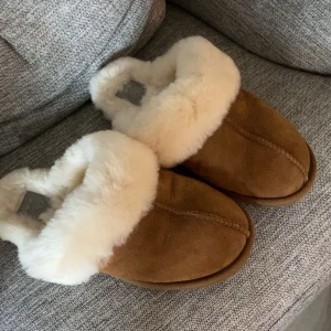 Fårskinns tofflor - Jätte sköna fårskinns tofflor, orginal pris 800kr.  Säljer pga fel storlek💗