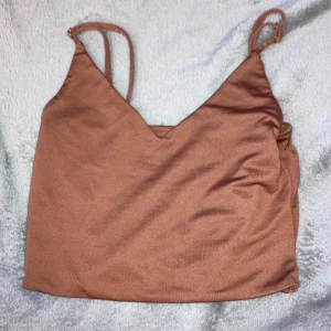 Crop topp  - V-ringad brun crop topp 