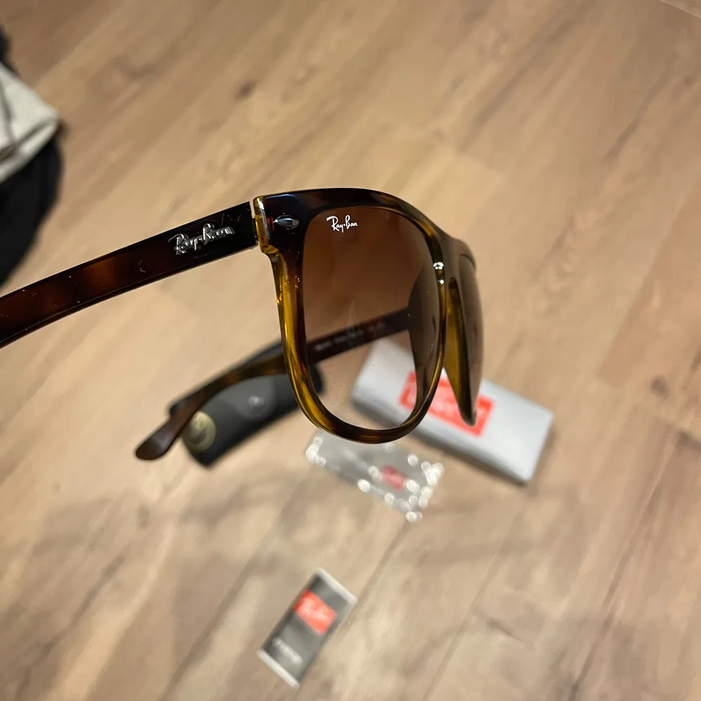 Helt nye Ray ban boyfriend selges i den peneste versjonen men leopard mønstret ramme🤩 Nypris 1900,- På Ray ban sin nettside💸 Ta kontakt ved spørsmål osv😇. Övrigt.