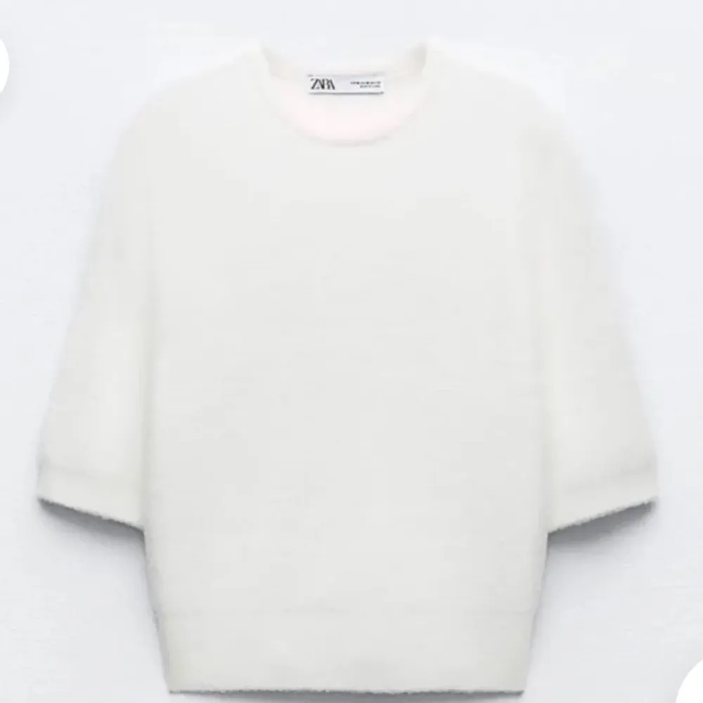 En vit stickad t-shirt från zara som är knappt använd och passar perfekt nu när de börjar bli lite kallare💕 Säljer för 200 kr +frakt, kan va lite dåligt ljus på bilden men de är bara att fråga om de är något ni undrar. Stickat.