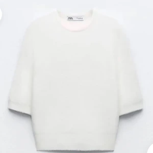 Stickad t-shirt  - En vit stickad t-shirt från zara som är knappt använd och passar perfekt nu när de börjar bli lite kallare💕 Säljer för 200 kr +frakt, kan va lite dåligt ljus på bilden men de är bara att fråga om de är något ni undrar