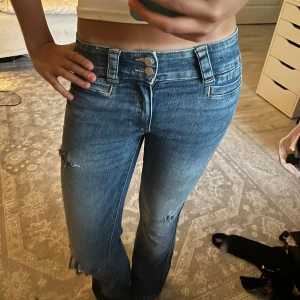lowwaist jeans  - Skitsnygga bootcut lowwaist jeans från hm. Har klippt hål sjölv, har knappar med fickor (se bild 3). Jättebra skick och knappt använda. Går att justera i midjan. Passar nån som är 155-162 skulle jag säga❤️❤️❤️ pris kan diskuteras! 