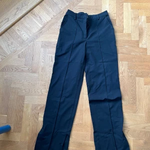 Nakd kostymbyxor  - Bra skick, slits vid botten 