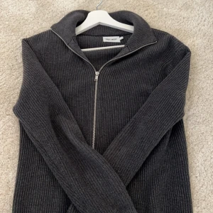 East west full zip - Säljer denna full zip ifrån East west! Aldrig använd! Storlek S. Köpt för 899 på brothers! Hör av er vid minsta fråga!