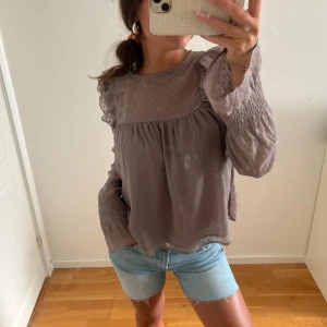 Blus  - Säljer denna fina blus. Lite volanger och genomskinlig där bak. Storlek S