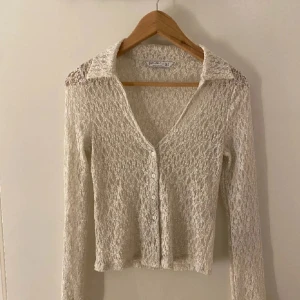 Vit stickad kofta från Zara - Jättefin spetströja, använd endast några gånger utan defekter. Bilder från förra ägaren. Nypris 300:- Ställ gärna frågor vid funderingar<3