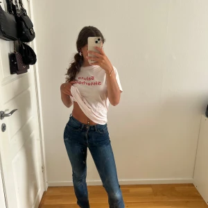 Jeans - Säljer dessa jättefina stretchiga mörkblåa jeansen, lite korta men jättesköna. Storlek Xs-S 