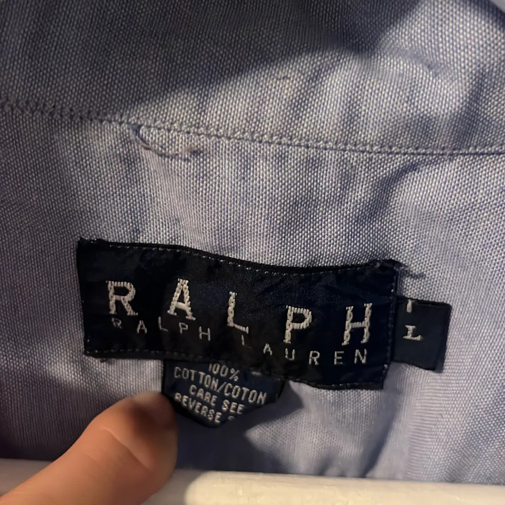 Säljer denna ralph lauren skjort pågrund av att den har blivit för liten. Skick 9/10. Skjortor.