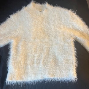 Vit fluffig stickad tröja - Slutsåld på åhlens. Säljer för att den kommer inte till användning!💗