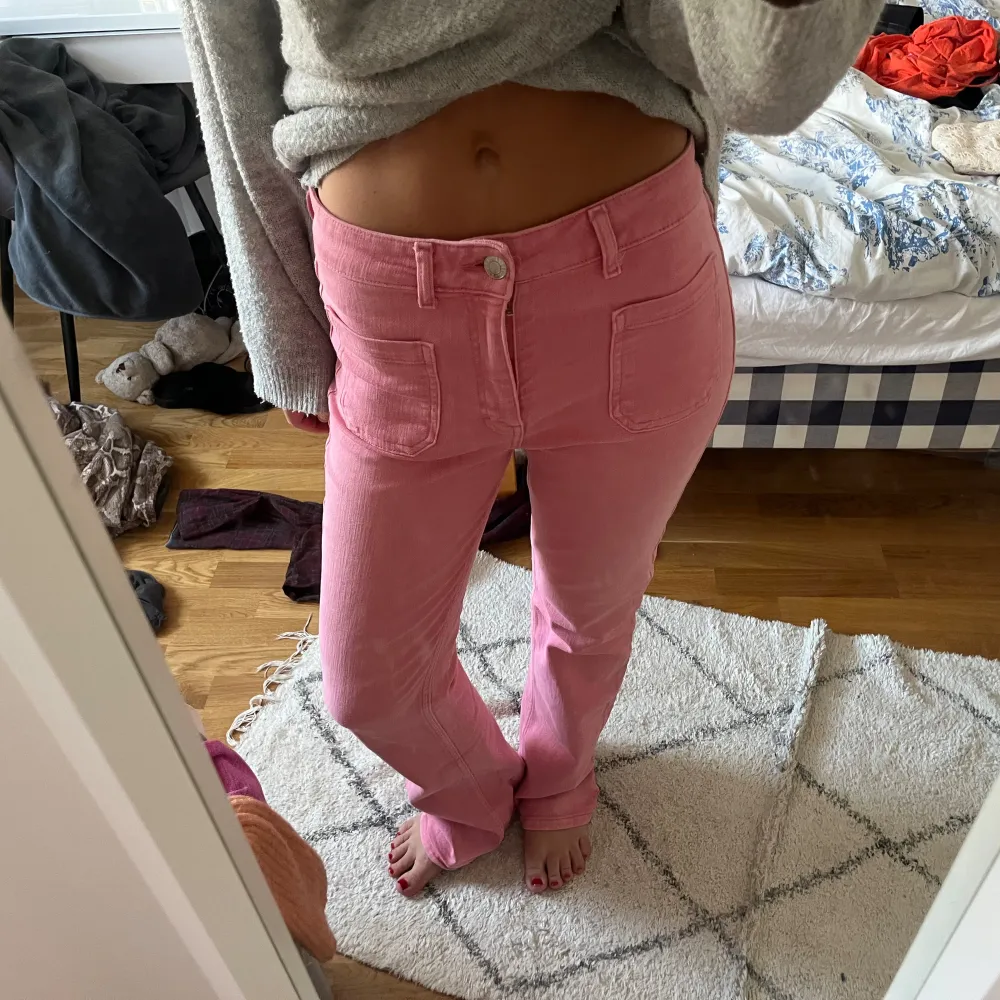 säljer dessa rosa byxorna från pull & bear stl 38. Jeans & Byxor.