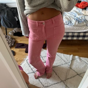 Rosa jeans  - säljer dessa rosa byxorna från pull & bear stl 38