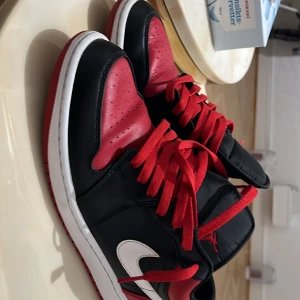 Air Jordans 1 - Jätte fina mordäna skor, storlek 43 I fint skick lite crease på framsidan men kan enkelt fixas