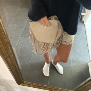 Fransväska - Skitsnygg väska med fransar som är jätte unik. Axelbandet går att justera och väskan är en superfin detalj. Hör av er vid funderingar😊