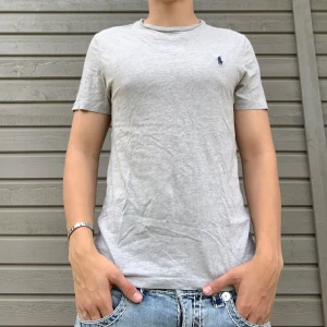 Polo Ralph Lauren T shirt - Hej! Säljer en grå Ralph Lauren T shirt i väldigt fint skick. Storlek S men passar M. Priset kan diskuteras vid snabb affär.