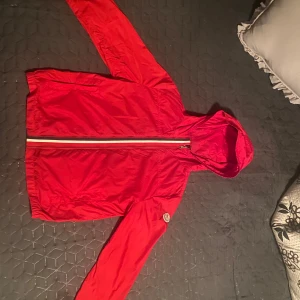 Moncler skaljacka - Hej jag säljer min Moncler skaljacka pågrund av att den inte passar mig längre. Jackan är i bra skick och passar killar i S och under. Priset går att diskutera