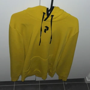 Peak performance hoodie - Säljer den för att den inte kommer till användning. Köpte den för 1600 om jag minns rätt. Väldigt skönt material skick 10/10. Skriv om ni ha några frågor