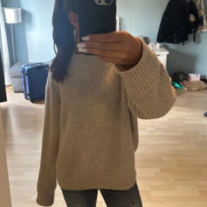 Beige stickad tröja  - Säljer då den inte kommer till användning längre! Okej skick. Pris kan absolut diskuteras💞