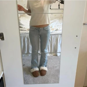 Bootcut jeans zara  - Säljer ett par bootcut jeans från zara då dom var för stora. Lappen är tyvärr borta så vet ej storleken men skulle tro att dom är stl 34/ 36!🩷🩷
