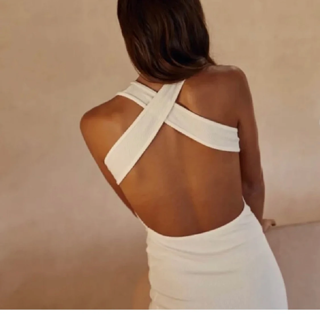 *SVART* klänning med öppen rygg - 90