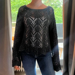 Stickad tröja  - Säljer denhär super fina stickade tröjan från Zara som är perfekt till hösten/sommaren!!! Säljer den eftersom den inte kommer till användning😁